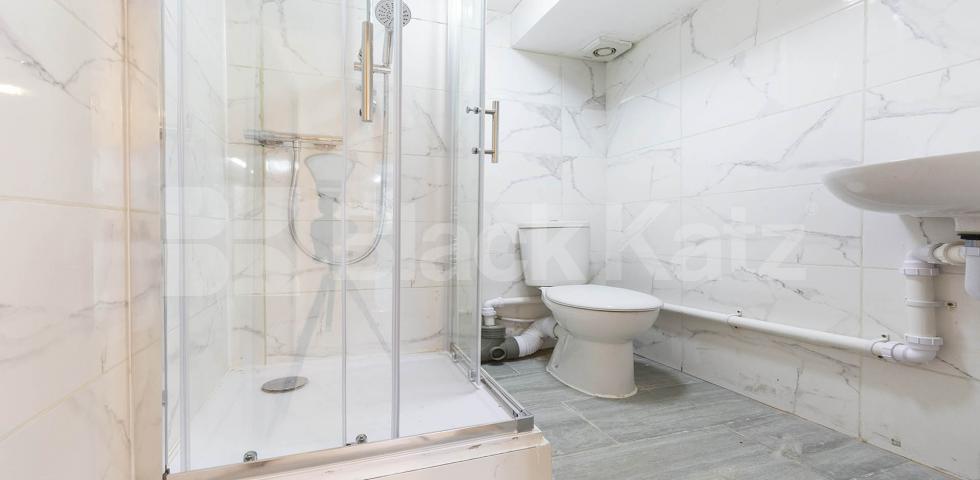 Spacious 3/4 bedrroom house with 4 shower rooms and access to a private garden Antill Road , Seven Sisters